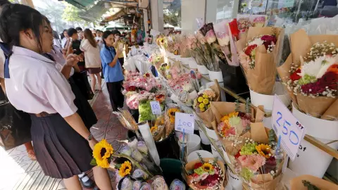 วาเลนไทน์คึกคัก กุหลาบขายดี แห่ซื้อมอบให้คนรัก โพลเผยคู่รักวัยเรียนไม่ขอมีเพศสัมพันธ์