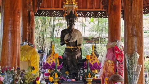 หนุ่มสาวอธิษฐานขอรักแท้ พระนางจิรประภามหาเทวี กษัตริยาแห่งล้านนา วัดโลกโมฬี 