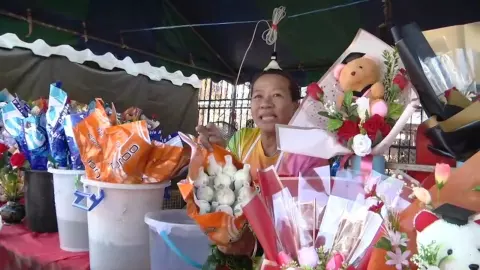 วาเลนไทน์ที่ชัยภูมิปี 2567 ดอกกุหลาบราคาลง แต่คนสั่งทำช่อดอกไม้ธนบัตรมากขึ้น