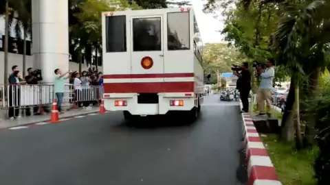 "แฟรงค์-ตะวัน" นอนคุก ป่วนเสด็จ "สายน้ำ" รอด-ตีประกันสามหมื่นห้า