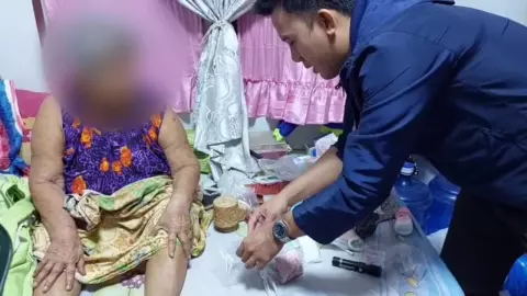 จับยาย 78 นอนขายยาบ้าในบ้าน อ้างไม่มีใครเลี้ยง ต้องทำมาหากิน