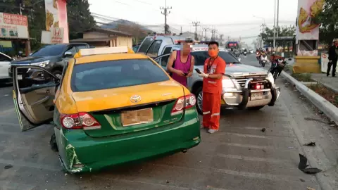 แท็กซี่เมาแอ๋ ชนสลด 2 ศพ วิศวกรกับครู ผัวเมียขี่จยย.