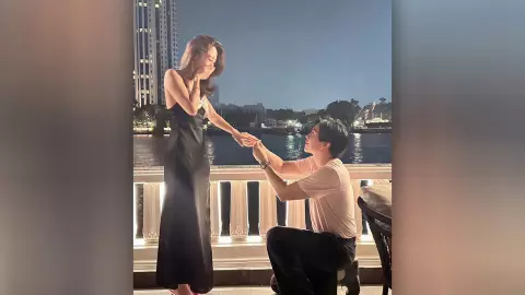 แห่ยินดีทั้งวงการ พระเอกดัง คุกเข่าขอแฟนสาวแต่งงาน ในวันครบรอบ 8 ปี