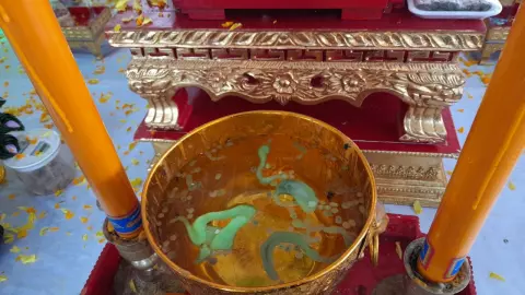 คำชะโนดคนแน่น มาขอ "เลขเด็ด" หวังรวย แม่ค้าเผยเลขดังขายดี คนหาซื้อเกลี้ยง