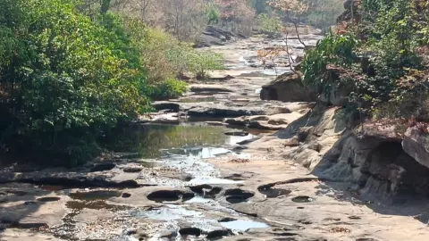 ศรีสะเกษแล้งจริง น้ำตกห้วยจันทร์แห้งหนัก พ่อค้าแม่ค้าเหงา ชาวบ้านต้องซื้อน้ำกิน