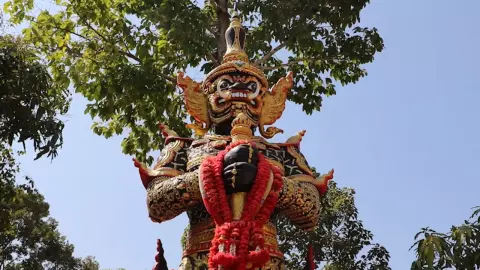 สายมูคึกคัก ขอโชค "ท้าวเวสสุวรรณ" พร้อมส่องเลขเด็ดอายุ "หลวงปู่เฮง"