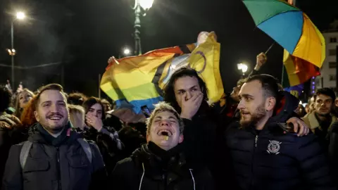 กรีซสร้างประวัติศาสตร์เป็นประเทศแรกที่นับถือคริสต์ออโธดอกซ์ ผ่าน ก.ม.สมรสเพศเดียวกัน 