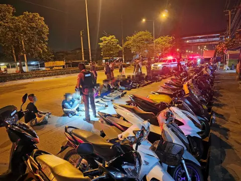 ปิดถนนจับเด็กแว้น