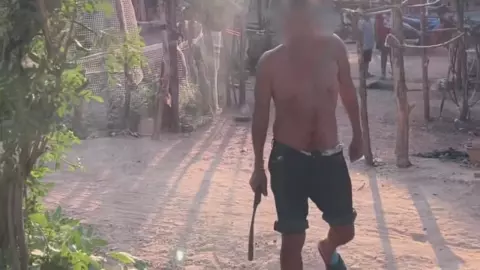 สาวผวาหนัก ลุงถือมีดขู่ เดินมาหาเรื่องถึงบ้าน หวั่นครอบครัวได้รับอันตราย