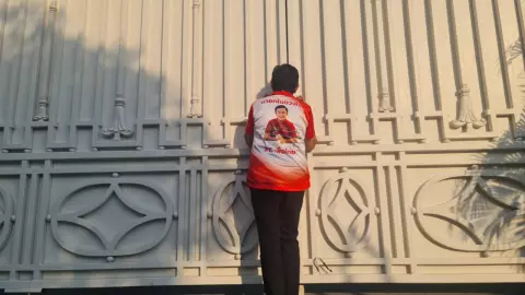 แฟนคลับ "ทักษิณ" จาก "สิงห์บุรี" กอดรั้วบ้านให้กำลังใจ บ้านจันทร์ส่องหล้า