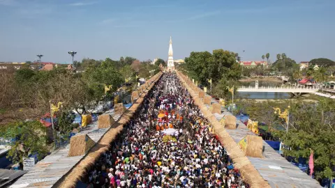 ศรัทธาเนืองแน่น ไทยลาวนับแสน ร่วมแห่พระอุปคุต เปิดงานนมัสการพระธาตุพนม