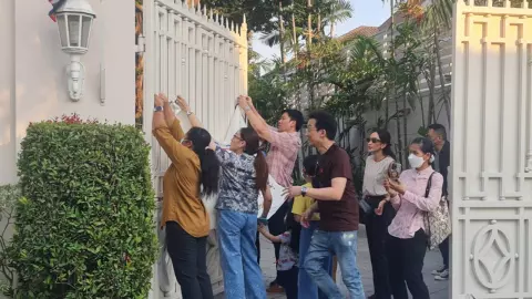 "อิ๊งค์" รอคอนเฟิร์มอีกที "ทักษิณ" มาถึงบ้านเวลาไหน ป้ายผ้าหลานติดรอรับ (คลิป)