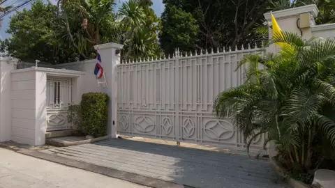 รถ “คุณหญิงอ้อ” เข้าบ้านจันทร์ส่องหล้า หนุ่มเพชรบุรี หวัง “ทักษิณ” กลับมาช่วยชาติ