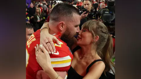 คู่รักแห่งปี "เทย์เลอร์ สวิฟต์-ทราวิส เคลซี" โชว์หวานทำเอาสเตเดียมเกือบถล่ม