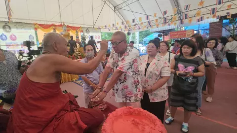 ตลกดัง "จเร เชิญยิ้ม" พาครอบครัวลงยันต์ฝ่ามือ แย้มเลขเด็ด เซียมซี-เงินขวัญถุง