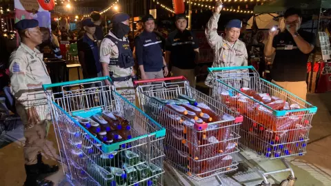 ตร.-ปกครองโคราช จับน้ำท่อม ต้มขายนักเรียน-นักศึกษา ยึดของกลาง 252 ขวด