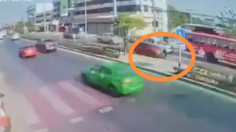 นาทีสลด ซ้ำรอยหมอกระต่าย เก๋งพุ่งชนสาวข้ามถนนดับ ตรงทางม้าลาย (คลิป)