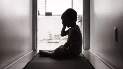 พ่ออึ้ง ลูกชายวัย 6 ขวบโดนให้นั่งหันเข้ากำแพงคนเดียว เหตุเรียนช้า ขาดบ่อย