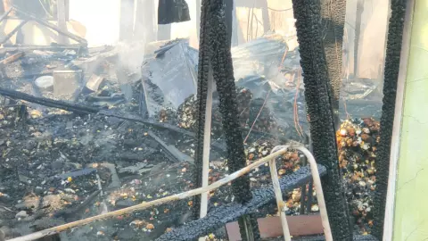 ไฟไหม้รถกระบะ ลามเผาบ้าน ไข่ไก่เก็บไว้ 3 หมื่นฟอง วอดหมด 