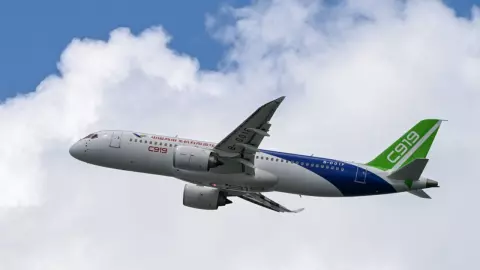 จีนปลื้ม เครื่องบิน C919 ขึ้นบินงานสิงคโปร์ แอร์โชว์ 'ทิเบต แอร์' ซื้อ 40 ลำ