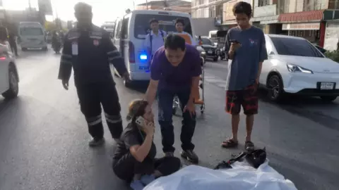 นักเรียนม.5 ขี่จยย.ไปรับเพื่อน รถตู้ทับดับคาถนน แม่ร้องไห้นั่งเฝ้าศพ (คลิป)