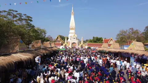 บุญใหญ่อีสาน ชาวลาวทะลัก ข้ามโขงนมัสการพระธาตุพนม  