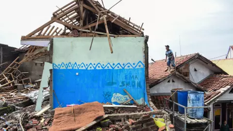 พายุหมุนประหนึ่งทอร์นาโดพัดถล่มอินโดนีเซีย บ้านพังยับ เจ็บ 22 ราย