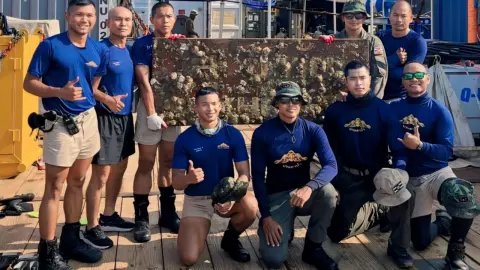 กู้ ร.ล.สุโขทัย วันที่ 2 ทำภารกิจแรกสำเร็จ นำป้ายชื่อเรือขึ้นจากน้ำ (คลิป)