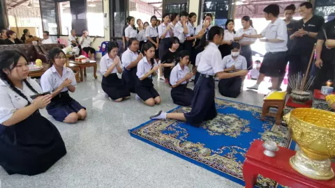 รดน้ำศพ นร.ม.5 รถตู้ทับ แม่เผยลูกคนรองก็เพิ่งเสียชีวิต คนร้ายยิงผิดตัว 