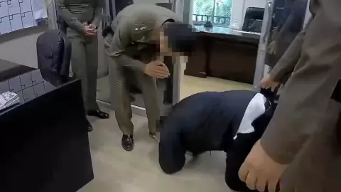 สั่งเด้ง พ.ต.อ.ไป ภ.2 เซ่นคลิปก้มกราบ พ.ต.ท. ลูกน้องฟ้องบังคับรีดไถเงิน (คลิป)