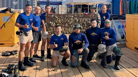 สำเร็จถอดป้ายเรือหลวงสุโขทัย ส่งมอบกองทัพเรือ เตรียมแผนกู้อาวุธของเรือ (คลิป)