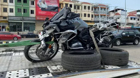 บิ๊กไบค์ชนรถส่งน้ำแข็ง กลับรถตัดหน้า คนขี่ตาย สาวซ้อนท้ายสาหัส 