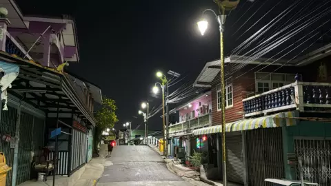 วัดท้วง เสาไฟกินรี ราชาเทวะ ติดในที่ธรณีสงฆ์ ชาวบ้านชอบบอกสว่างดี