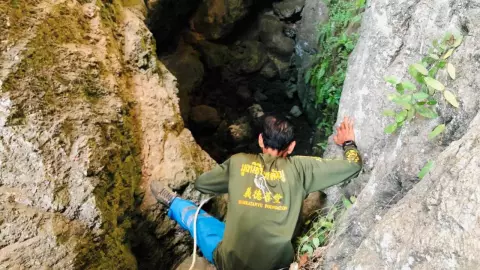 ทุกชีวิตมีค่า กู้ภัยโรยตัวลงเหวลึก 10 เมตร ช่วย "แมวชรา" ตาบอดทั้ง 2 ข้าง