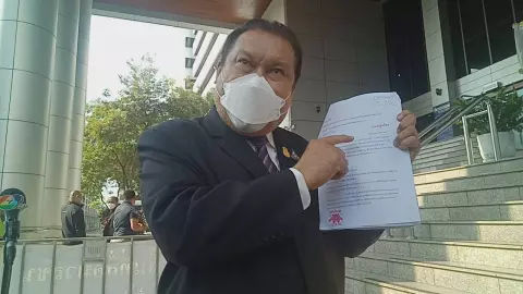 "สนธิญา" ยื่นหนังสือคัดค้านการให้ประกันตัว "ตะวัน-แฟรงค์" ป่วนขบวนเสด็จ (คลิป)