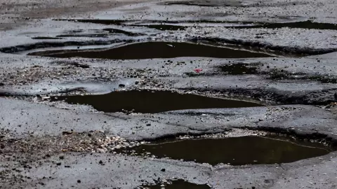 การขุดท่อบนถนนโนนม่วงเป็นหลุมลึกตลอดแนว โดยไม่มีอะไรกั้นอันตรายมาก วอนหน่วยงานดูแลให้ที