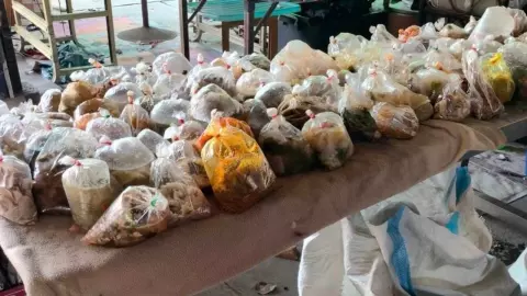 หดหู่ใจ คนแอบนำ "แกงถุง" ทิ้งถังขยะ 5 กระสอบ เสียดายแทนคนไม่มีกิน