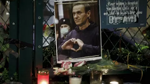 ฝ่ายค้านรัสเซียเผย นาวาลนีเกือบได้เป็นอิสระแล้ว แต่เสียชีวิตในคุกก่อน