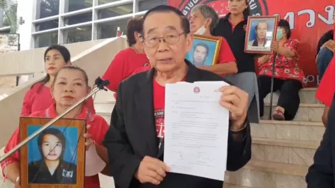 “หมอเหวง” พร้อมญาติผู้เสียชีวิต ทวงสัญญาเพื่อไทย รื้อคดีสลายม็อบปี 53