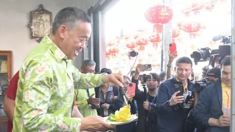 “เศรษฐา” ไปปัตตานี โชว์ทำขนมเบื้องญวน สั่งต่อยอดท่องเที่ยวทางประวัติศาสตร์