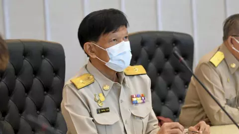 ย้ายแผงผู้ค้าอาหารริมถนนสารสิน 20 รายเข้าไปที่ว่างหน้าสวนลุมพินี