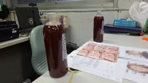 ตร.-ฝ่ายปกครองเมืองพะเยา ล่อซื้อ น้ำท่อม รวบ 2 หนุ่มสาว ของกลาง 2 ขวด