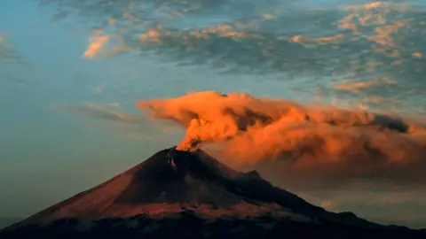 ภูเขาไฟเม็กซิโกปะทุหนัก สั่งระงับเที่ยวบินหลายสิบเที่ยว