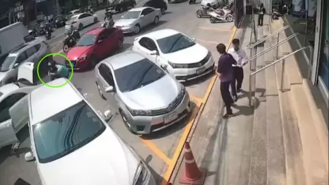 เหตุเกิดจากเสียงแตร สองหนุ่มหัวร้อน จอดรถซัดกันนัวริมถนน (คลิป) 