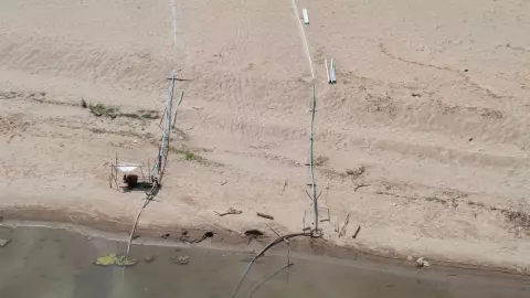 บึงกาฬน้ำโขงแล้ง เกษตรกรต่อท่อยาวสูบน้ำมาใช้ ขณะที่บางส่วนหาหอยไปขายหารายได้