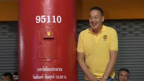 “เศรษฐา” แวะถ่ายรูปคู่ตู้ไปรษณีย์ยักษ์เบตง แฟนคลับแห่รอเซลฟี่ด้วยคึกคัก