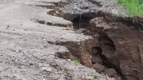 คนใช้ถนนประชาสโมสรช่วงตัดทางรถไฟ เดือดร้อนจากผิวถนนยุบตัวเป็นหลุมยาว  วอน จนท.แก้ไขที