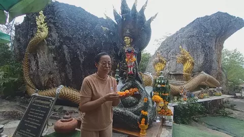 สาวใหญ่มาขอพรปู่มุจลินท์-เจ้าแม่ตะเคียน ขนลุกได้ "เลขเด็ด" ตรงกันทุกตัว