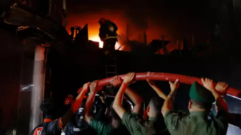 ระทึกกลางดึก ไฟไหม้ร้านอาหาร ลามเผาตึกในบังกลาเทศ ดับสลด 43 ศพ