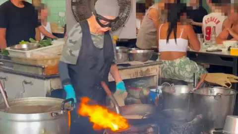 เจอตัวแล้ว ชายอ้างเป็นตำรวจ กิน "ร้านเจ๊ไฝ" ไม่จ่ายเงิน บอกรีบจนลืม